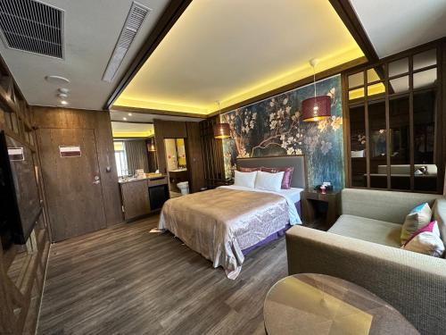 a hotel room with a bed and a couch at Song Xia Motel in Dali
