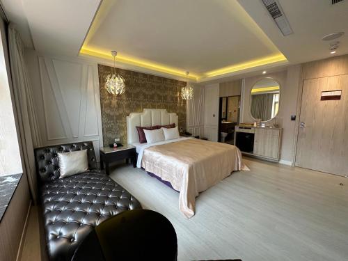 a large hotel room with a bed and a couch at Song Xia Motel in Dali