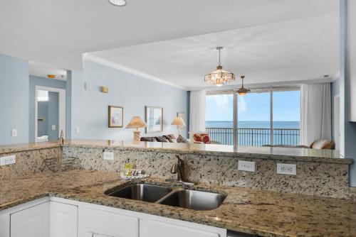 ペンサコーラ・ビーチにあるSanta Rosa Towers unit 1202の海の景色を望むキッチン(シンク付)