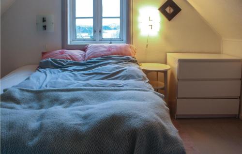 una camera con letto, finestra e cassettiera di Stunning Home In Blomsterdalen With 3 Bedrooms And Wifi a Blomsterdalen