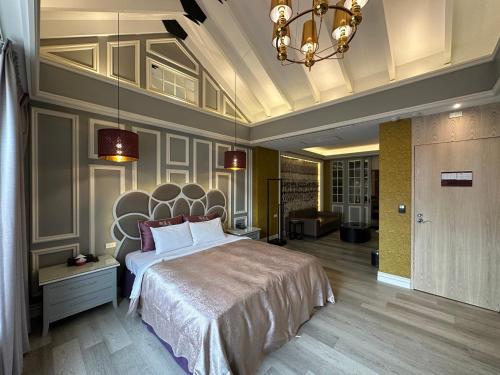 a bedroom with a large bed and a chandelier at Song Xia Motel in Dali