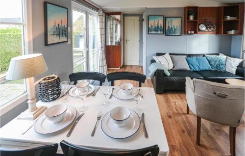 a living room with a white table and chairs at Stunning Home In Tzummarum With Wifi in Tzummarum