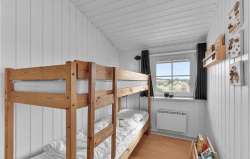 ヴィデ・サンデにあるAmazing Home In Hvide Sande With 6 Bedrooms, Sauna And Outdoor Swimming Poolのベッドルーム1室(二段ベッド2組付)