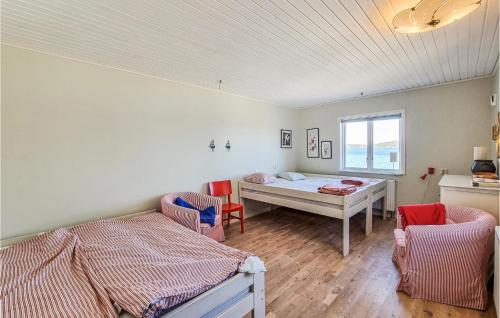 1 dormitorio con 2 camas y ventana en Lovely Home In Trollhttan With House Sea View, en Trollhättan