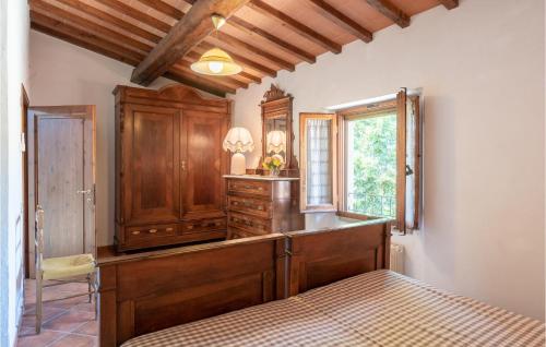 een slaapkamer met een bed, een dressoir en een raam bij Palazzo Vecchio in Rabatta