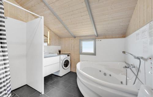 y baño con bañera y lavadora. en Stunning Home In Hvide Sande With Kitchen, en Bjerregård