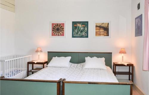 ein Schlafzimmer mit einem Bett mit zwei Lampen an zwei Tischen in der Unterkunft Lindersgrden in Staffanstorp