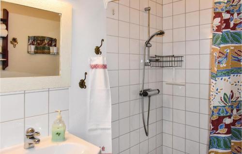 ein Bad mit einer Dusche und einem Waschbecken in der Unterkunft Lindersgrden in Staffanstorp