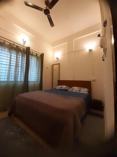 馬蒂寇裡的住宿－Cornwall for Couple，一间卧室配有一张床和吊扇