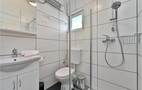 W łazience znajduje się prysznic, toaleta i umywalka. w obiekcie Beautiful Home In Veliko Trgovisce With Kitchen w mieście Veliko Trgovišće
