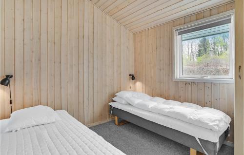 2 camas en una habitación con ventana en Nice Home In Frvang With Wifi, en Fårvang