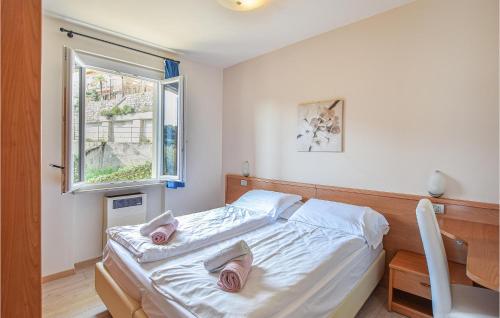 - une chambre avec un lit et 2 oreillers dans l'établissement Casa Vacanza Sole, à Tremosine