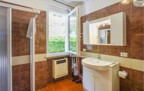 特雷莫西內的住宿－Casa Vacanza Sole，一间带水槽和窗户的浴室