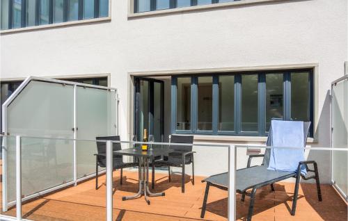 eine Terrasse mit Tisch und Stühlen auf einem Balkon in der Unterkunft Prora Solitaire Avida Loft 3 in Binz