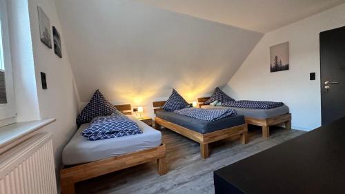 Habitación con 2 camas en una habitación en B&W Apartments en Morschen