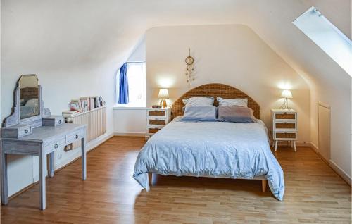 Postel nebo postele na pokoji v ubytování Beautiful Home In Lanvellec With Kitchen
