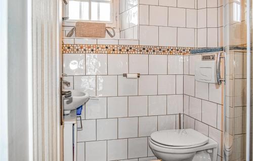 Koupelna v ubytování Beautiful Home In Lanvellec With Kitchen