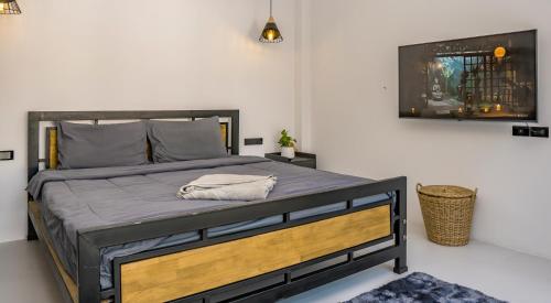 Ozzy villa phangan في ووك توم: غرفة نوم مع سرير كبير