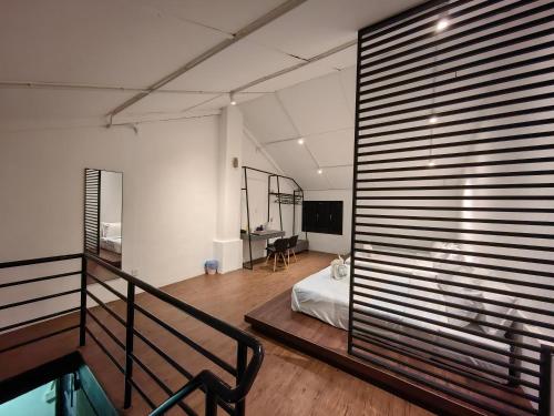una camera con un letto e una camera con un balcone di Kangsar Inn 73 a George Town