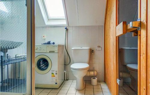 ein Badezimmer mit einem WC und einer Waschmaschine in der Unterkunft Oesterbaai 8 Personen in Wemeldinge