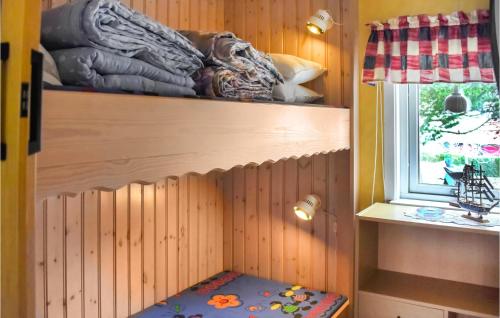 una sala de juegos para niños con estante y alfombra de juego en Beautiful Home In Ronneby With House Sea View, en Ronneby