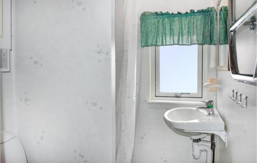 baño blanco con lavabo y ventana en Beautiful Home In Ronneby With House Sea View, en Ronneby