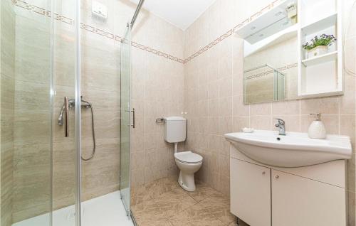 y baño con ducha, lavabo y aseo. en 2 Bedroom Gorgeous Apartment In Marina, en Marina