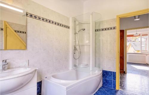Baño blanco con bañera y lavamanos en 3 Bedroom Stunning Home In Rezzoaglio, en Rezzoaglio