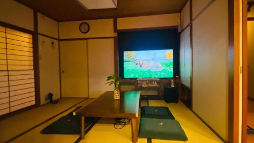 Télévision ou salle de divertissement dans l'établissement 山水之家