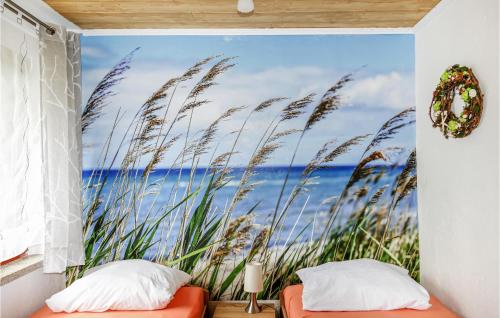 1 dormitorio con un mural del océano y hierba alta en Beautiful Home In Winterstein With 3 Bedrooms, en Winterstein