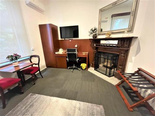 TV a/nebo společenská místnost v ubytování Oakleigh House