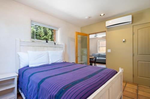 1 dormitorio con cama y ventana en Casa Columbia, 1 Bedroom, Near Plaza, Centrally Located, Wi-Fi, Sleeps 2 en Santa Fe