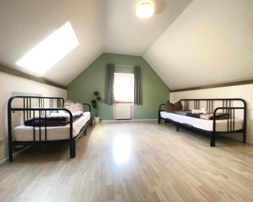 Zimmer im Dachgeschoss mit 2 Etagenbetten und einem Fenster in der Unterkunft Ferienwohnung auf Pferdehof in Dreetz