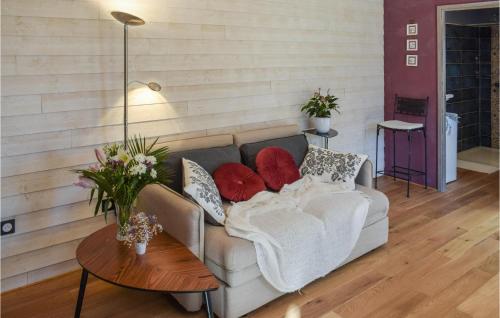 ein Wohnzimmer mit einem Sofa und einem Tisch in der Unterkunft 1 Bedroom Amazing Home In Calavant 