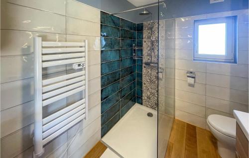 ein Bad mit einer Dusche, einem WC und einem Fenster in der Unterkunft 1 Bedroom Amazing Home In Calavant 