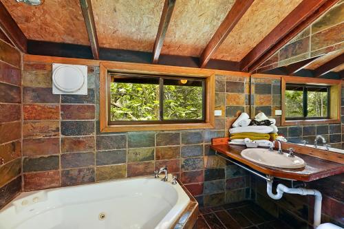een badkamer met een bad en een wastafel bij Salisbury Lodges in Salisbury