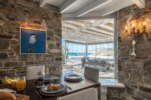 comedor con pared de piedra en Casa Solmar, Stelida Naxos, by NaxosVibe en Stelida