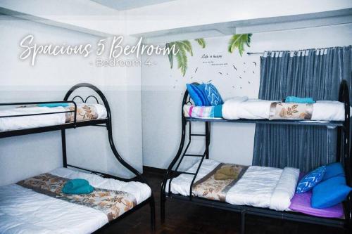 um dormitório com 2 beliches em 5 Bedrooms 4 Bath/toilet & Mountain View Fast Net em Baguio