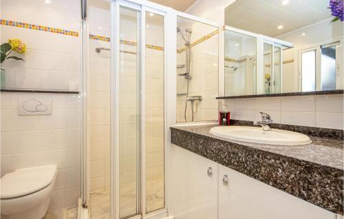 ミハス・コスタにあるAmazing Apartment In Mijas Costa With Swimming Poolのバスルーム(洗面台、シャワー付)