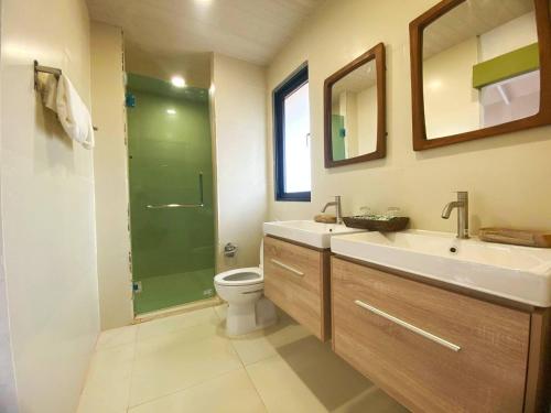 uma casa de banho com um WC, um lavatório e um chuveiro em Katiliya Park Villa em Mae Chan