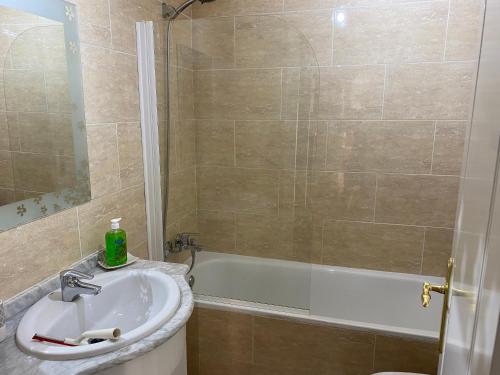 łazienka z umywalką, wanną i prysznicem w obiekcie Penthouse Majestic Costa Golf Casares w mieście Casares