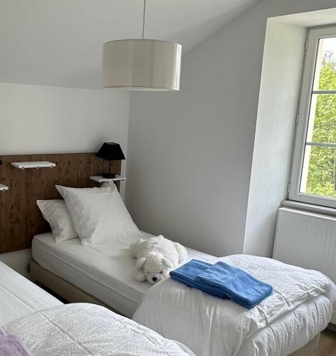 Postel nebo postele na pokoji v ubytování Gîte au Coeur du Jura entre Comté et Vin jaune, Gîte Vin Jaune
