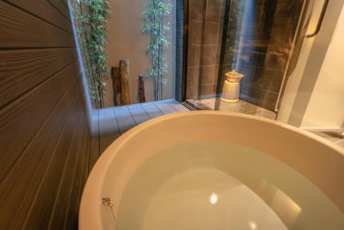 Un baño de 谷町君 星屋 東山望月居