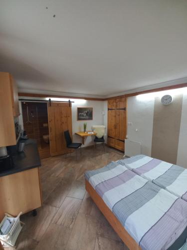 1 dormitorio con cama, escritorio y mesa en Pferdehof Reitingau, en Mautern in Steiermark