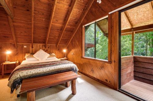 1 dormitorio en una cabaña de madera con cama y ventana en Salisbury Lodges, en Salisbury