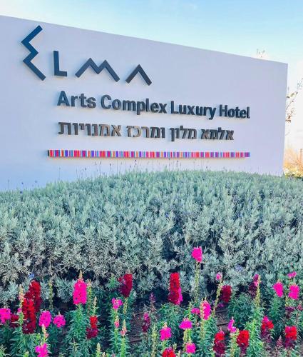 Κήπος έξω από το Elma Hotel and Art Complex