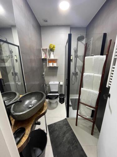 a bathroom with two sinks and a shower at Ambientes do Rio Home in Sacavém