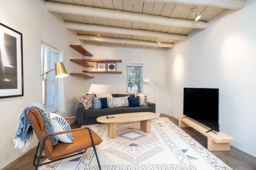 un soggiorno con un divano e una TV di Fiddlers Retreat a Santa Fe
