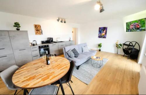 uma sala de estar com uma mesa de madeira e uma cozinha em Haus Sebald em Sankt Martin