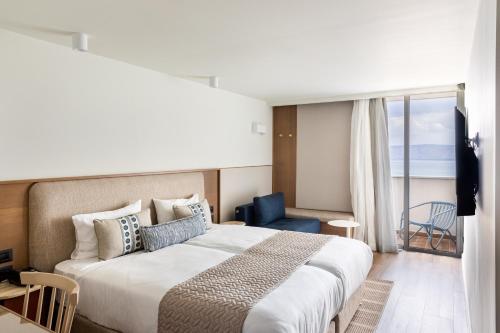 Postel nebo postele na pokoji v ubytování King Solomon Hotel Tiberias